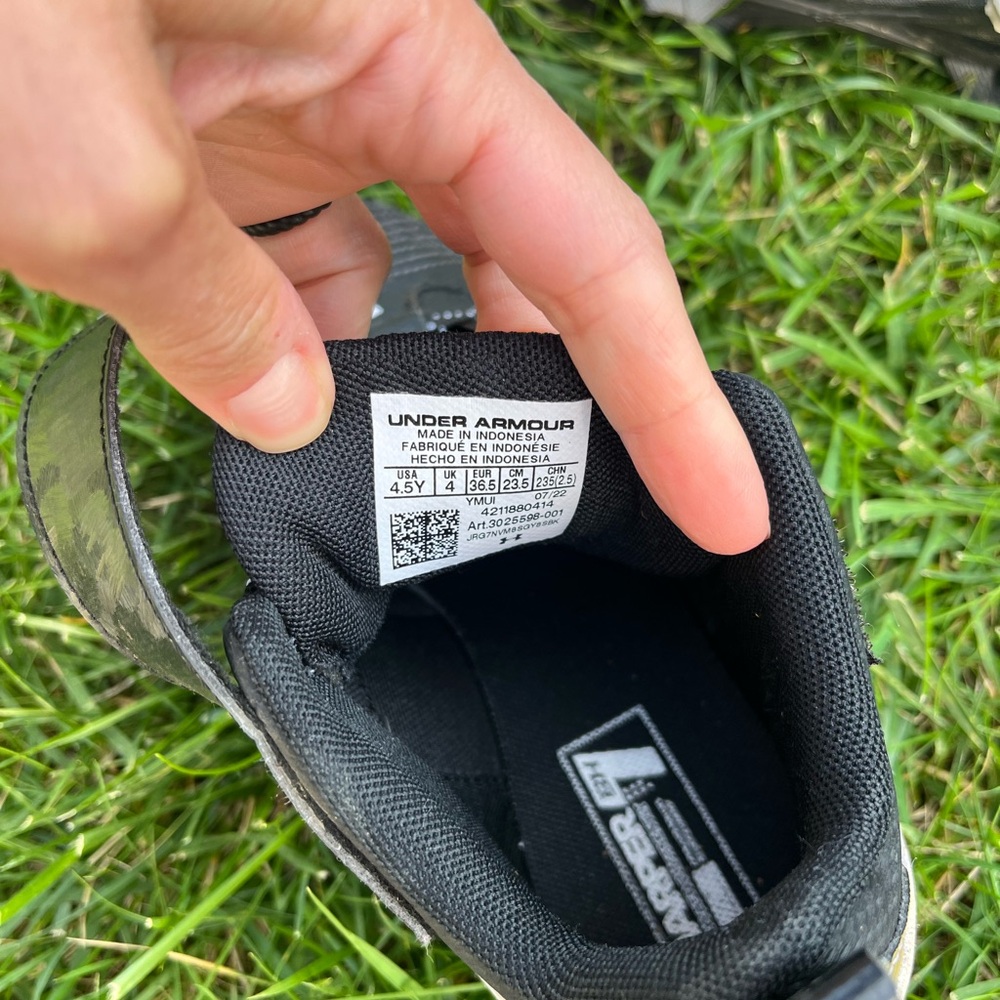 Under Armour baseball/football cleats - Picture 2 of 3